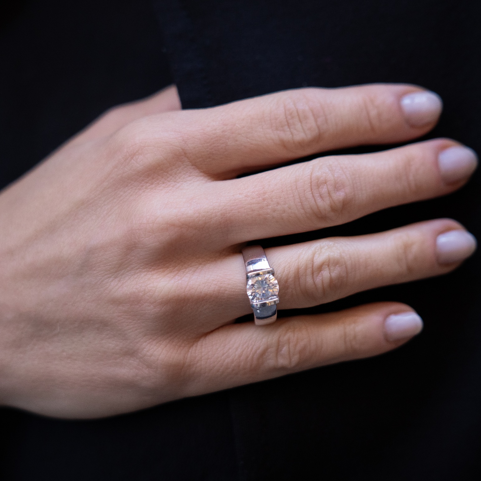 Anello Solitario “V" 2 carati A